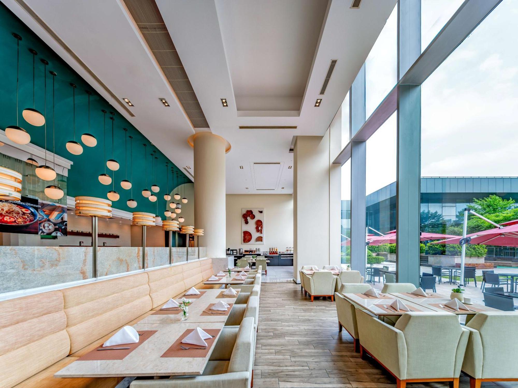 Holiday Inn Shanghai Pudong Kangqiao By Ihg - Free Shuttle Bus To Disney Land, Ins Swimming Pool מראה חיצוני תמונה