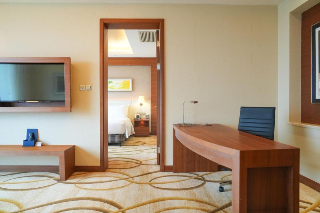 Holiday Inn Shanghai Pudong Kangqiao By Ihg - Free Shuttle Bus To Disney Land, Ins Swimming Pool מראה חיצוני תמונה