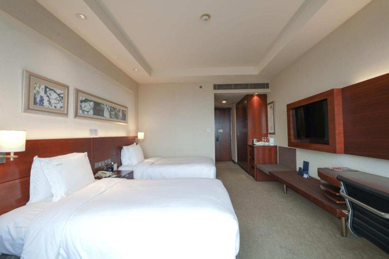 Holiday Inn Shanghai Pudong Kangqiao By Ihg - Free Shuttle Bus To Disney Land, Ins Swimming Pool מראה חיצוני תמונה