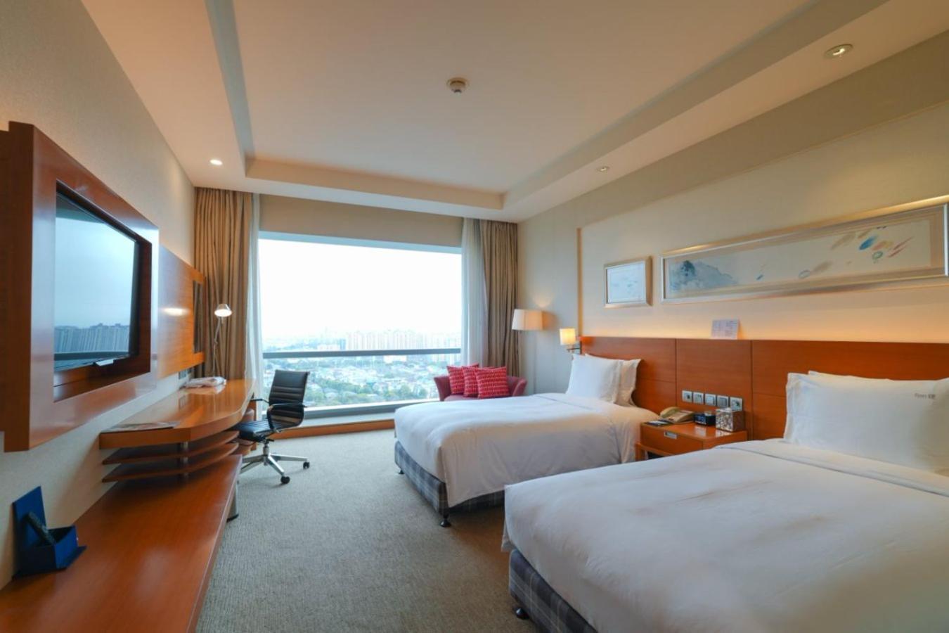 Holiday Inn Shanghai Pudong Kangqiao By Ihg - Free Shuttle Bus To Disney Land, Ins Swimming Pool מראה חיצוני תמונה